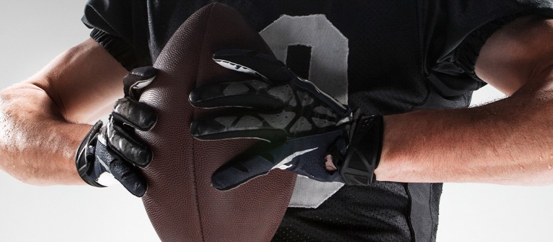 Las diferencias entre los guantes de receptor, los guantes acolchados y los guantes de linier en el fútbol americano