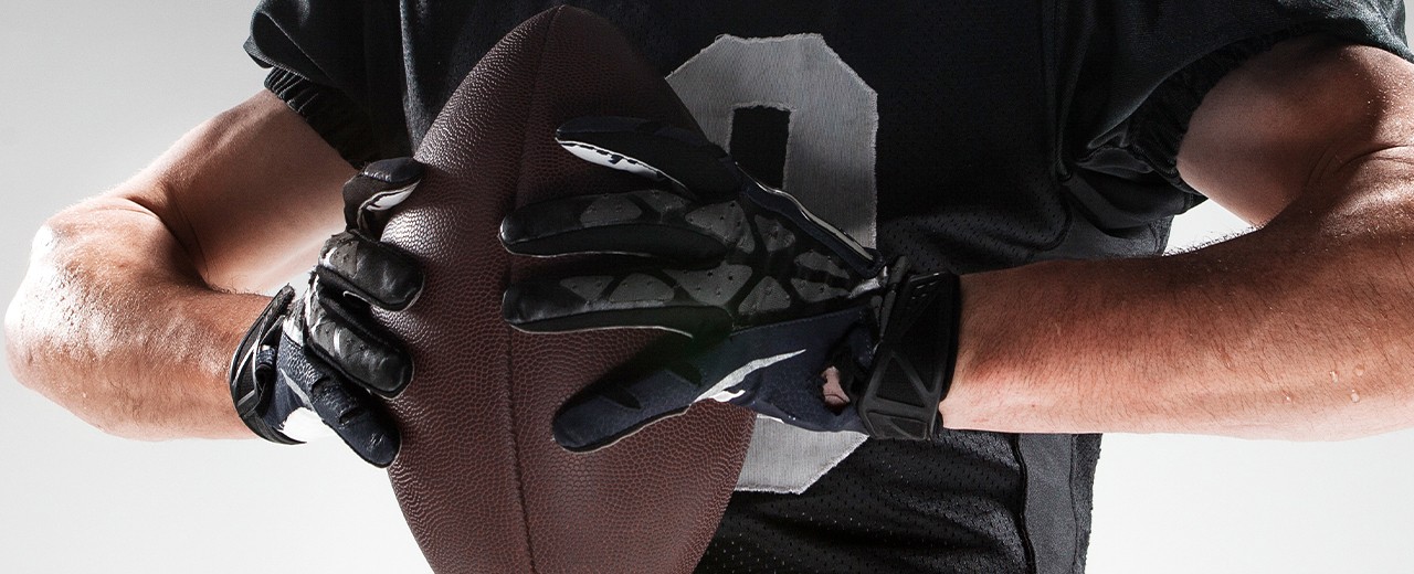 Las diferencias entre los guantes de receptor, los guantes acolchados y los guantes de linier en el fútbol americano